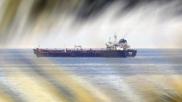 特朗普考虑恢复对伊朗有限军事打击