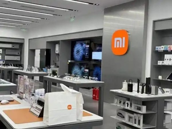 卢伟冰回应手机涨价：称小米会尽量先顶住