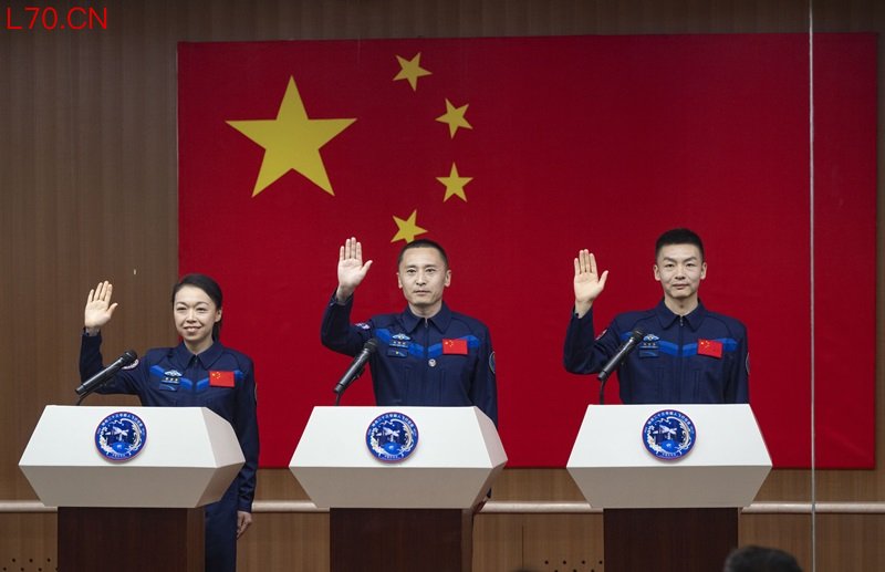 神舟二十三号航天员乘组在酒泉卫星发射中心问天阁与中外媒体记者集体见面郑州证券配资服务中心。人民网记者 翁奇羽摄