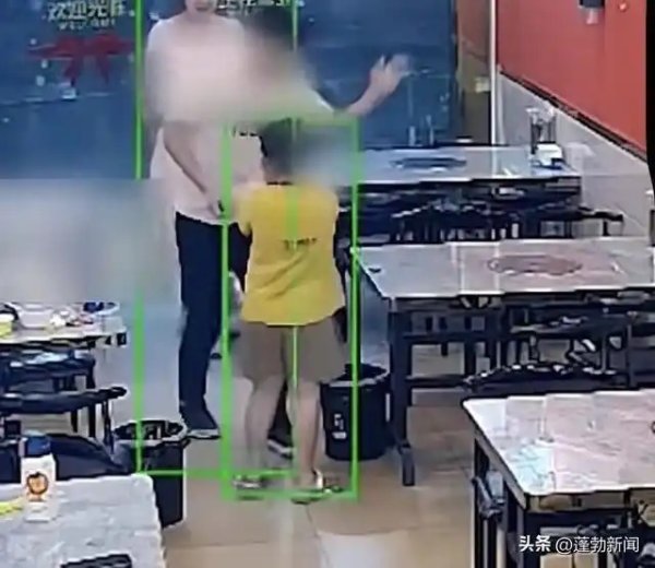 用玩具指了对方一下，烤鱼店老板儿子被熟客扇巴掌，准备打第二下前被制止，调解人员提议让男子购置玩具补偿孩子，家长：不认同此调解方案
