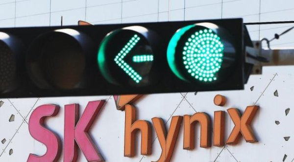 在韩国穿SK海力士工服相亲“横着走”，“存储风暴”如何重塑全球经济版图？