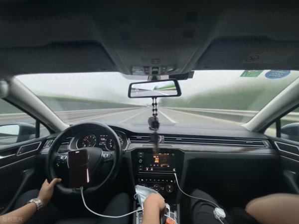 高速行驶突遇线控底盘异常, 方向盘变轻刹车失灵引担忧